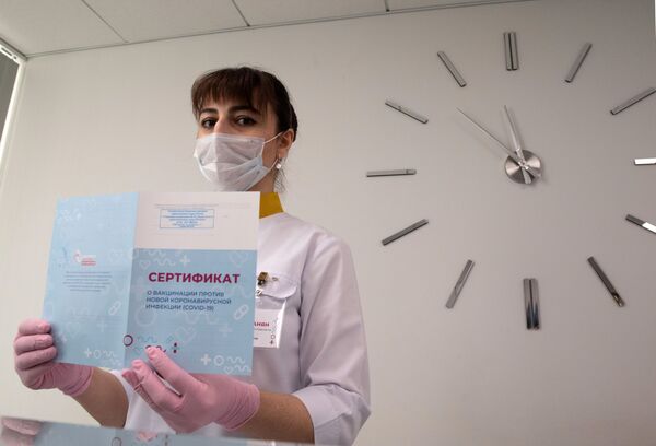 Los médicos rusos utilizan la primera vacuna registrada contra el COVID-19, Sputnik V. La inmunización consta de dos fases. Los que ya recibieron la vacuna obtienen un certificado que confirma su vacunación. - Sputnik Mundo