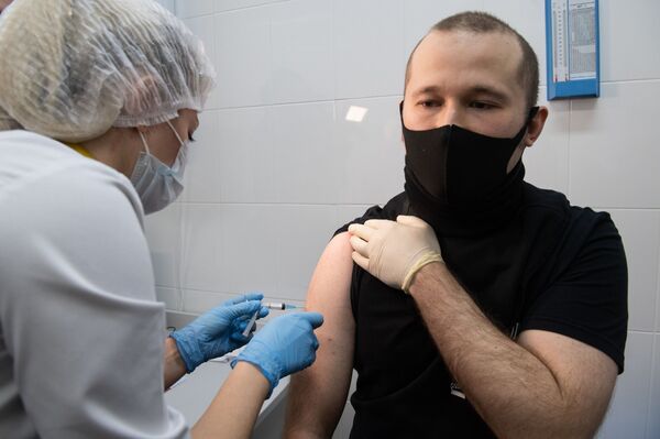 A finales de noviembre, comenzó la vacunación masiva de los integrantes del Ejército de Rusia. Se espera que unos 500.000 militares sean vacunados. - Sputnik Mundo