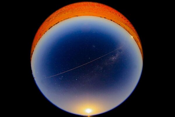Anteriormente, la sonda regresó con éxito a la Tierra. En la foto: una imagen de la bola de fuego formada por la cápsula con subsuelo del asteroide Ryugu durante su entrada en la atmósfera terrestre. - Sputnik Mundo