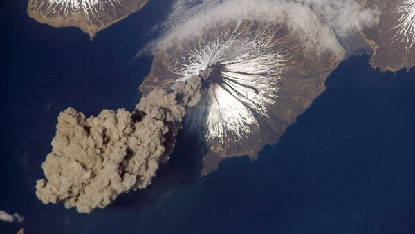 Actividad en el volcán Cleveland, Islas Aleutianas, Alaska - Sputnik Mundo