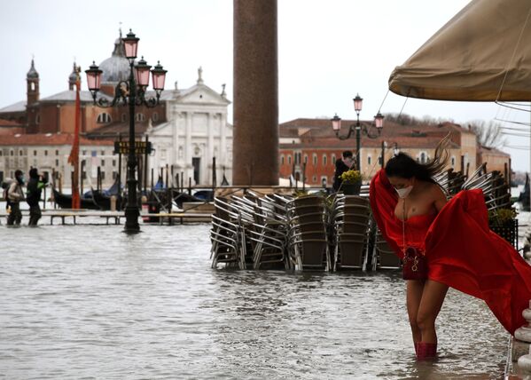 Venecia está inundada de nuevo, en la parte histórica de la ciudad se puede navegar. En la foto: una modelo en la inundada plaza de San Marcos de Venecia. - Sputnik Mundo