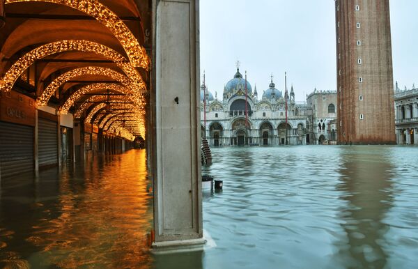 La elevación del agua hasta la marca de 137 cm no es un récord para Venecia, pero es suficiente para cubrir su parte histórica incluyendo la plaza de San Marcos y la Basílica. Las partes más antiguas de la catedral están en peligro. - Sputnik Mundo