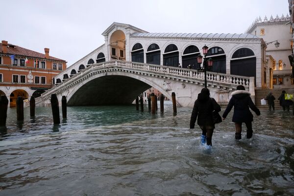 El sistema de protección contra inundaciones en Venecia fue instalado este verano boreal. Consta de 78 compuertas móviles que bloquean el agua. Pero el proyecto tenía casi 40 años cuando se inauguró y muchos expertos consideran que está anticuado.En la foto: gente en el puente de Rialto en Venecia. - Sputnik Mundo
