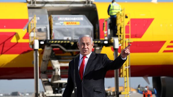 El primer ministro, Benjamín Netanyahu, durante la llegada a Israel de primeras dosis de vacuna anti-COVID - Sputnik Mundo