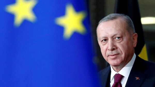 Recep Tayyip Erdogan, el presidente de Turquía, y la bandera de la UE - Sputnik Mundo