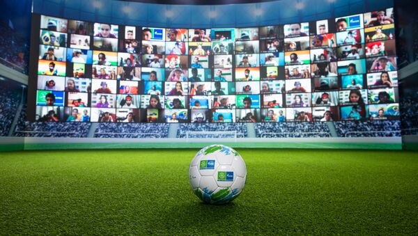Una pelota de fútbol y una pantalla - Sputnik Mundo