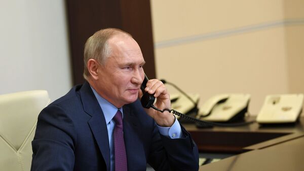 Vladímir Putin, presidente de Rusia, habla por teléfono con una veterana - Sputnik Mundo