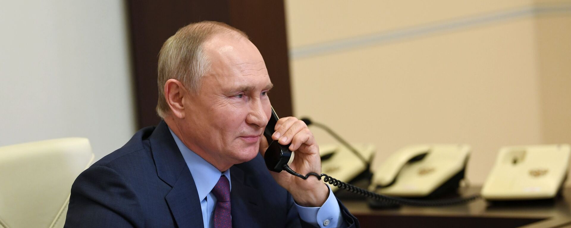 Vladímir Putin, presidente de Rusia, habla por teléfono con una veterana - Sputnik Mundo, 1920, 02.06.2021