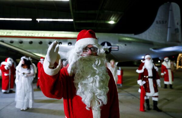 Los empleados de una compañía que ofrece los servicios de Papá Noel durante una reunión anual previa a la Navidad en el antiguo aeródromo de Berlín-Tempelhof, Alemania. - Sputnik Mundo