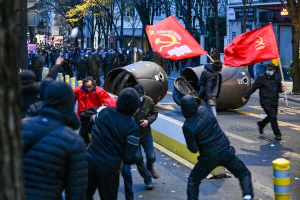 En París continuaron las protestas contra el proyecto de la ley de seguridad que prohíbe difundir las imágenes de policía y gendarmes.  - Sputnik Mundo