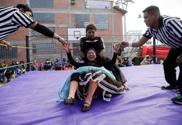 Las cholitas luchadoras Silvana la Poderosa y Simplemente Maria vuelven a competir en los suburbios de La Paz, en Bolivia, tras restricciones por la pandemia. - Sputnik Mundo