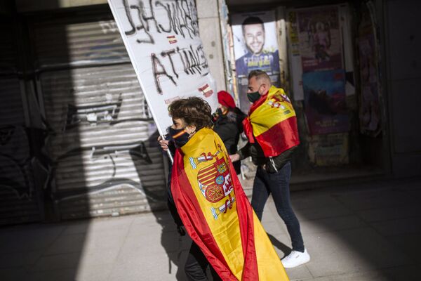 Los manifestantes en Madrid exigen la destitución del Gobierno durante el día de la Constitución española. - Sputnik Mundo