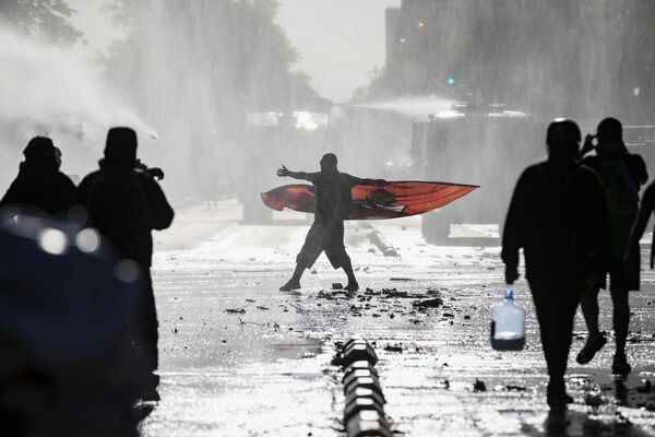 En Chile la Policía antidisturbios usa cañones de agua y gas lacrimógeno para dispersar una manifestación antigubernamental. - Sputnik Mundo