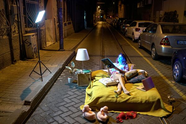 La artista turca Sayna Soleimanpour realiza en Estambul una sesión de fotos en rechazo al maltrato y la violencia doméstica contra las mujeres. - Sputnik Mundo