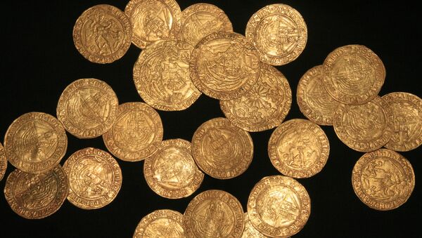 Unas monedas de oro de la época de la dinastía Tudor encontradas en un jardín en Inglaterra - Sputnik Mundo