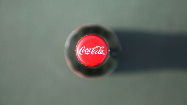 Una botella de Coca-Cola - Sputnik Mundo
