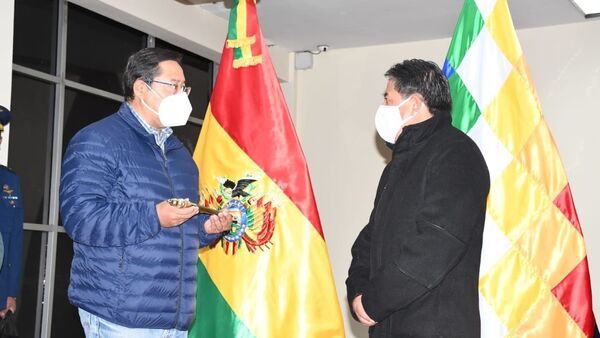 El presidente de Bolivia, Luis Arce, entrega el Bastón del mando al vicepresidente David Choquehuanca - Sputnik Mundo