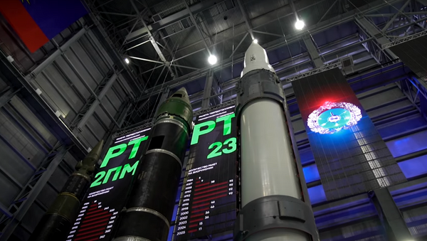 Un misil del complejo hipersónico ruso Avangard (a la derecha) - Sputnik Mundo
