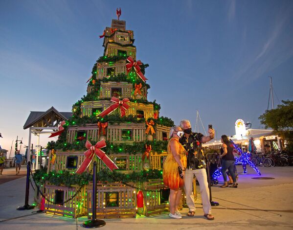 En Key West (Florida) el evento anual Key West Holiday Fest incluye tradicionalmente un árbol de Navidad hecho de trampas para langostas.  - Sputnik Mundo