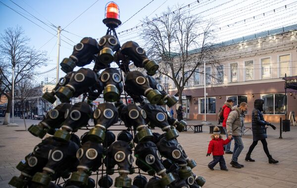 En Riazán (Rusia), un árbol de Navidad hecho con docenas de máscaras antigás nuevas apareció en la entrada de un café con un tema post-apocalíptico. La copa del árbol está decorada con una linterna roja de señal. - Sputnik Mundo