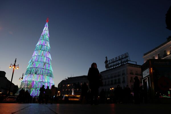 En la Puerta del Sol —la plaza principal de Madrid— desde hace muchos años en lugar del tradicional árbol de Navidad, se coloca una enorme construcción luminosa en forma de árbol.  - Sputnik Mundo