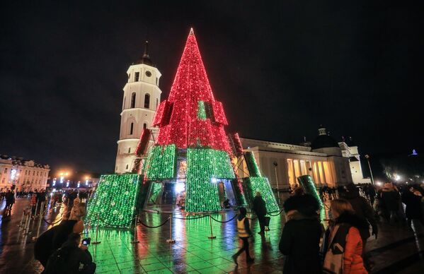Un inusual árbol de Navidad al estilo 'hi-tech' instalado en el centro de Vilnius es perfecto para las fiestas en la cuarentena. Es bastante alto (24 m), por lo que es conveniente admirarlo desde la distancia y evitar el contacto. - Sputnik Mundo