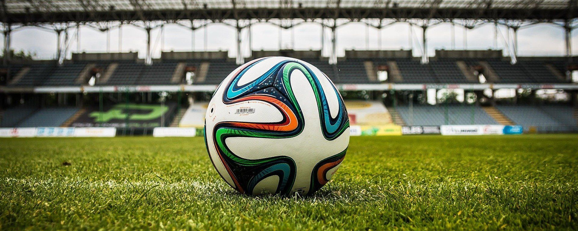 Balón de fútbol en un estadio (imagen referencial) - Sputnik Mundo, 1920, 31.03.2021