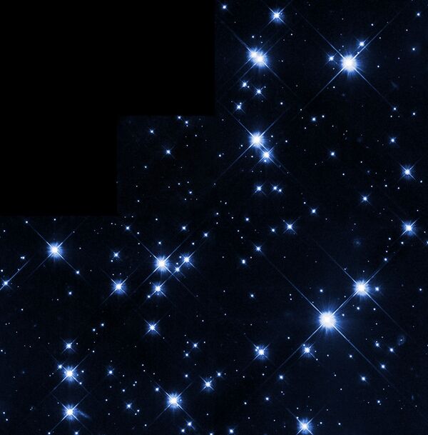 El cúmulo doble (Caldwell 14) en la constelación Perseo es un cúmulo estelar disperso a 7.500 años luz de la Tierra. El par está catalogado con las designaciones NGC 869 y NGC 884. La distancia entre los cúmulos es solo unos pocos cientos de años luz y su edad es casi idéntica: unos 12,8 millones de años (para comparar, la edad de las Pléyades es de 75—150 millones de años). Los cúmulos pueden verse a simple vista si no hay contaminación lumínica.  - Sputnik Mundo