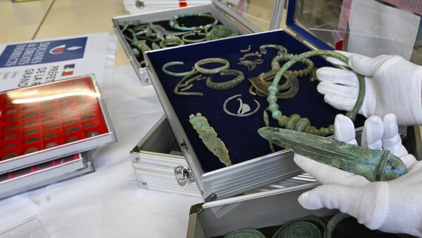 La confiscación de los objetos arqueológicos robados por un francés que residía en Bélgica - Sputnik Mundo