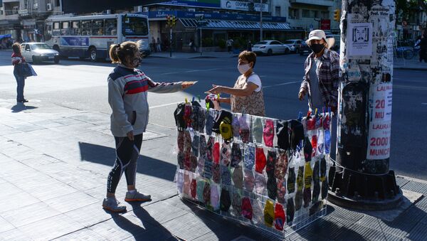 Mujer comprando un tapabocas en Montevideo, Uruguay - Sputnik Mundo