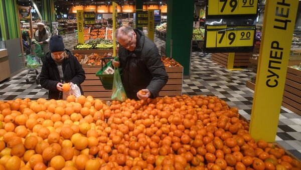 Unas personas compran mandarinas y naranjas en un supermercado en Moscú - Sputnik Mundo