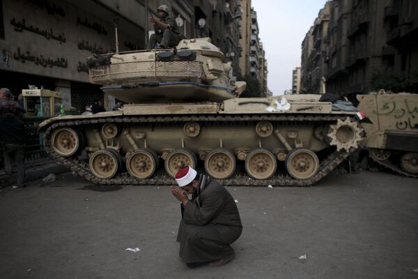 En Egipto, el presidente Hosni Mubarak terminó su presidencia de 30 años al dimitir el 11 de febrero de 2011, después de 18 días de protestas masivas. En la foto: un religioso musulmán llora cerca de un tanque del Ejército en la plaza Tahrir en El Cairo, Egipto - 2 de febrero de 2011. - Sputnik Mundo