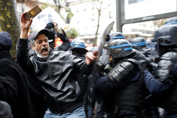 Enfrentamientos entre la policía y manifestantes durante una protesta llevada a cabo en París que expresaba su rechazo al proyecto de ley de seguridad global que busca más protección para los agentes de la Policía. - Sputnik Mundo