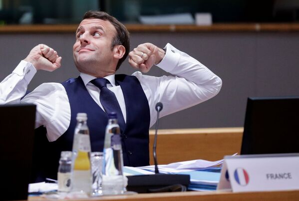 El presidente de Francia, Emmanuel Macron, después de una reunión nocturna de los participantes de la cumbre de la UE en Bruselas. - Sputnik Mundo