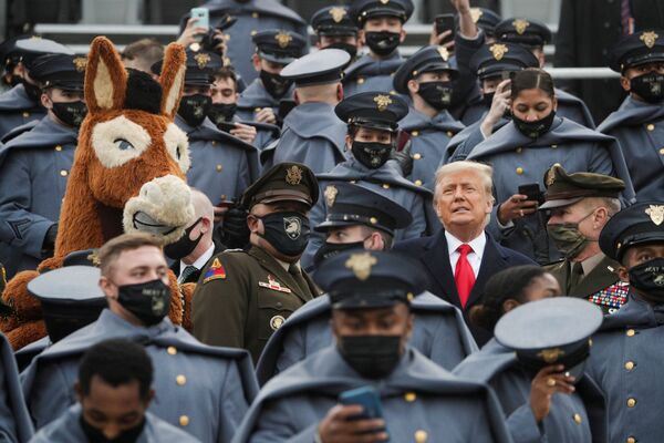 El presidente actual de EEUU, Donald Trump, junto a varios cadetes durante un partido entre los equipos de fútbol de las Fuerzas Armadas y la Academia Naval de EEUU en West Point, Nueva York. - Sputnik Mundo