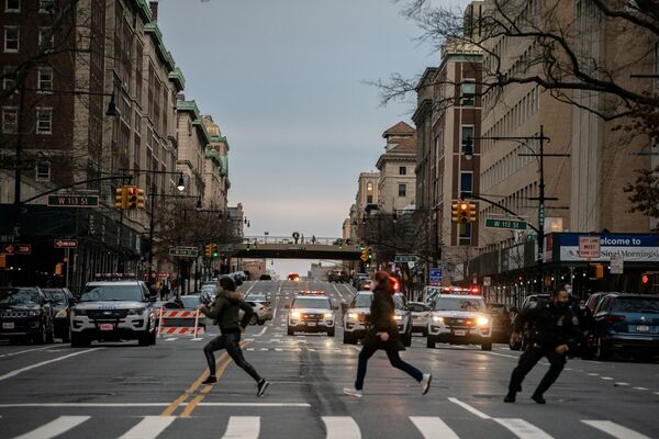 Los transeúntes huyen de un tiroteo en el exterior de la catedral de San Juan Evangelista en Manhattan, Nueva York. - Sputnik Mundo