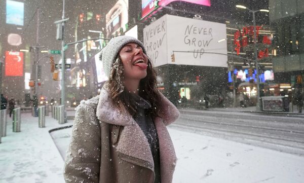 Una turista durante una nevada en Times Square, Nueva York. - Sputnik Mundo