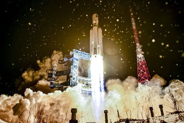 El lanzamiento de prueba del cohete pesado Angará-А5 desde la base espacial de Plesetsk, en la provincia de Arjánguelsk (Rusia). - Sputnik Mundo
