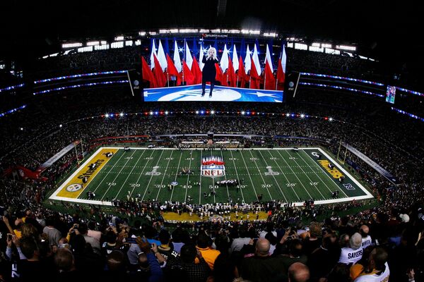 La cantante interpretó el himno nacional de EEUU en la noche de apertura del Super Bowl XLV en el Cowboys Stadium de Arlington, 2011. - Sputnik Mundo