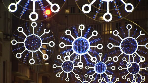 Luces de Navidad que recuerdan al COVID-19 en A Coruña - Sputnik Mundo