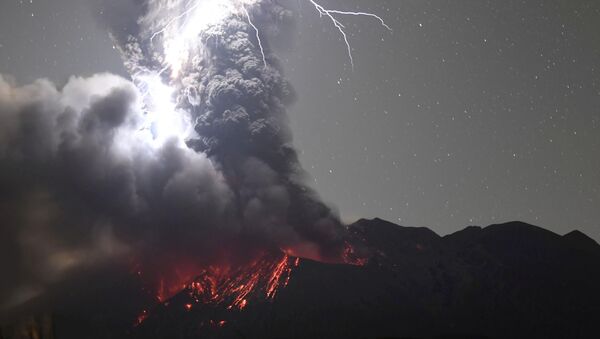 Un relámpago volcánico sobre el monte Sakurajima - Sputnik Mundo