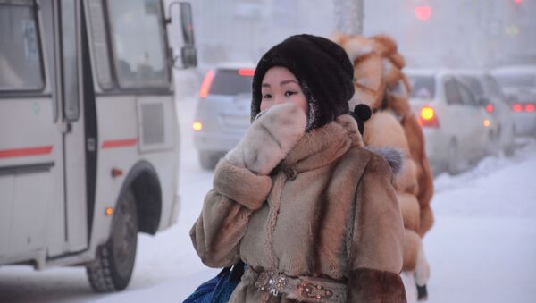 Una chica espera el bus en una parada de la ciuda de Yakutsk (archivo) - Sputnik Mundo