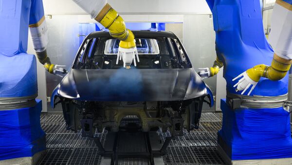 Brazos robóticos pintanto un coche en una fábrica de Volkswagen en Wolfsburg, Alemania - Sputnik Mundo