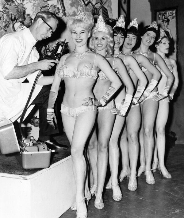 Las bailarinas de Windmill Theater en Londres reciben las vacunas contra la gripe, en 1963. - Sputnik Mundo