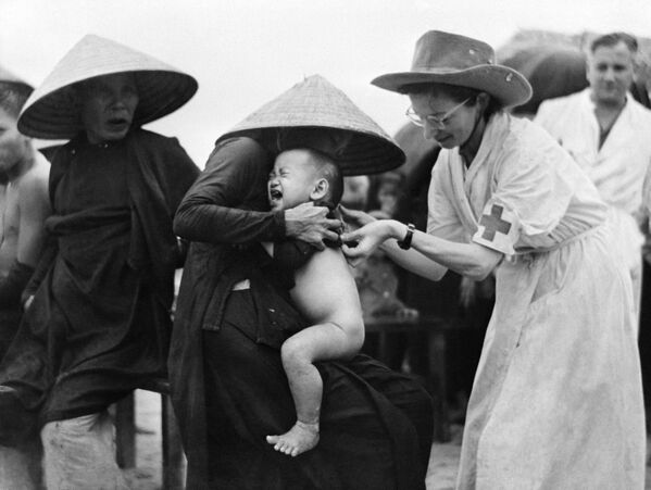 La vacunación contra el cólera de los habitantes de Mong Duc, la península de Indochina, en 1953. - Sputnik Mundo