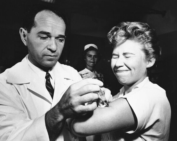 Un médico le pone a una enfermera la vacuna contra la gripe asiática en el Hospital Montefiore,  Nueva York, 1957. - Sputnik Mundo