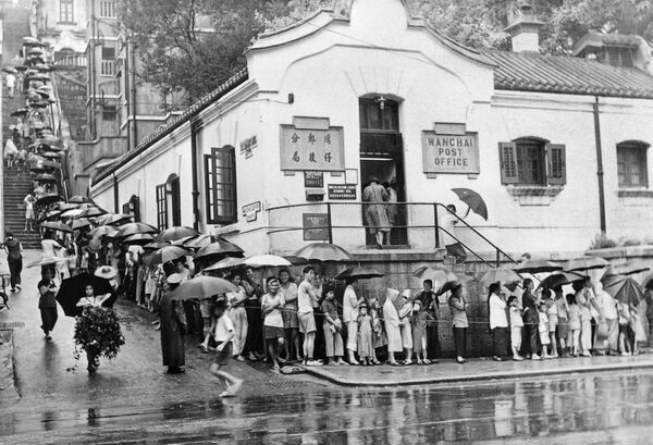 Fila para vacunarse contra el cólera delante de un centro médico en Hong Kong, el año 1961. - Sputnik Mundo