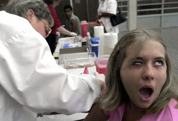 Vacunación contra la meningitis en una escuela de Salem, estado de Ohio, en el 2001. - Sputnik Mundo