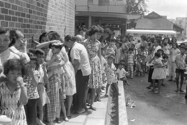 Fila para vacunarse contra la viruela en Singapur, en 1959. - Sputnik Mundo
