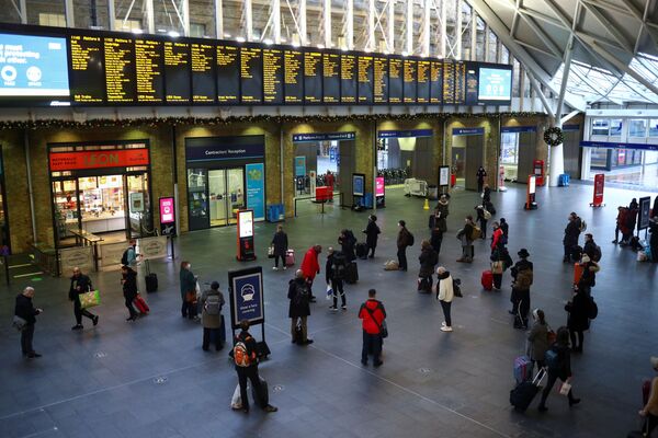 A escasos días de la Navidad en el Reino Unido se quedaron varados decenas de miles de pasajeros.En la foto: los turistas en la estación de Kings Cross en Londres. - Sputnik Mundo